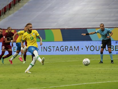 Neymar fez o segundo gol cobrando pênalti.