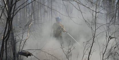 Un bombero lucha contra el fuego en Fort McMurray (Canadá).