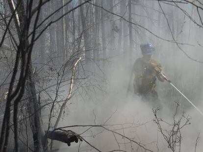 Bombeiro luta contra o fogo em Fort McMurray.