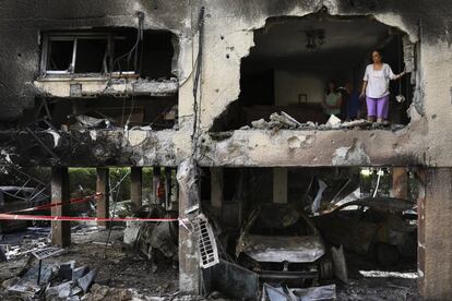 Una familia inspecciona los daños causados en su vivienda tras el lanzamiento de un cohete disparado desde la Franja de Gaza durante la noche en Petah Tikva, en el centro de Israel. El balance de víctimas mortales de los bombardeos contra la Franja de Gaza y el impacto en Israel de proyectiles lanzados desde el enclave ha ascendido a más de 80 palestinos, seis israelíes y una mujer india residente en Israel, en medio del mayor recrudecimiento del conflicto desde 2014, con las tensiones en Jerusalén como desencadenante.