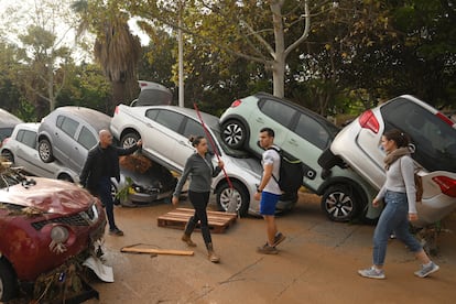 Coches amontonados tras el paso de la dana, este miércoles en Valencia. 