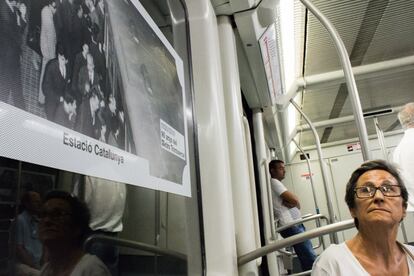 Una senyora en un vagó del metro Transversal decorat d'època. 