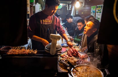 Interior de uno de los restaurantes del Omoide Yokocho, en Tokio.