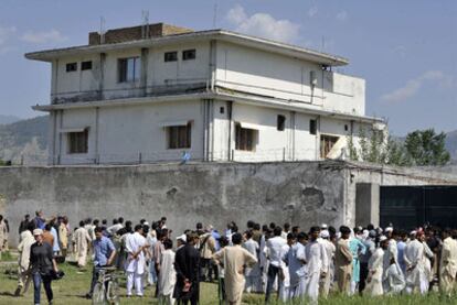 Periodistas y residentes de Abbottabad concentrados a las puertas de la casa donde se escondía Bin Laden, tras enterarse de su muerte.