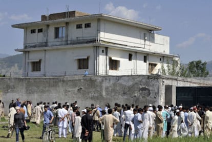 Periodistas y residentes de Abbottabad concentrados a las puertas de la casa donde se escondía Bin Laden, tras enterarse de su muerte.