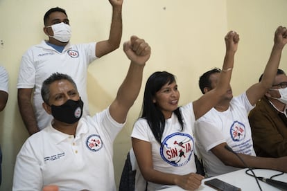 Alejandra Morales Reynoso, líder del Sindicato Nacional de Trabajadores Automotrices (SINTTIA), centro, realiza una conferencia de prensa en Silao, estado de Guanajuato.