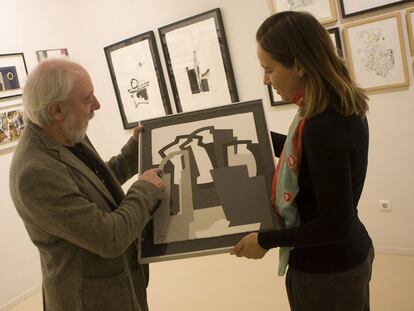 La galerista Rita Unzurrunzaga muestra al escultor Íñigo Arregi una de las serigrafías de Usoa Zumeta.
Un momento de <b><i>Somiatruites.</b></i>