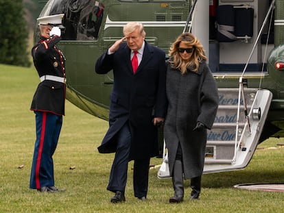 Donald Trump e sua esposa, Melania Trump, na quinta-feira na chegada à Casa Branca após passar alguns dias na mansão da Flórida.