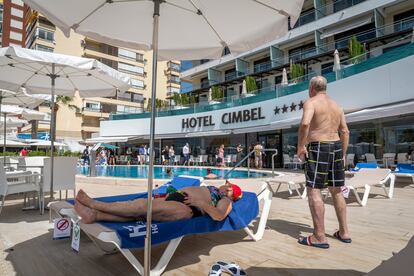 Turistas toman el sol en la piscina de un hotel de Benidorm (Alicante), en octubre de 2020.