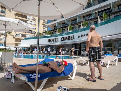 Turistas toman el sol en la piscina de un hotel de Benidorm (Alicante), en octubre de 2020.