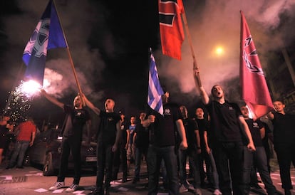 Simpatizantes de Aurora Dorada celebrando el resultado de las elecciones en las que lograron representación en el Parlamento griego.