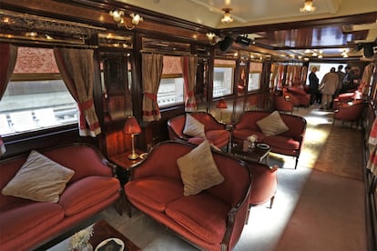 Los trenes turísticos que Renfe comercializa son el Transcantábrico en versión Gran Lujo y Clásico, el Al-Andalus y el Expreso de la Robla.
En la imagen, uno de los salones del Al Andalus.