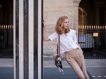 Lilith Verstrynge, secretaria de Estado para la Agenda 2030 y militante de Podemos, fotografiada en el Palais Royal de París el pasado jueves.