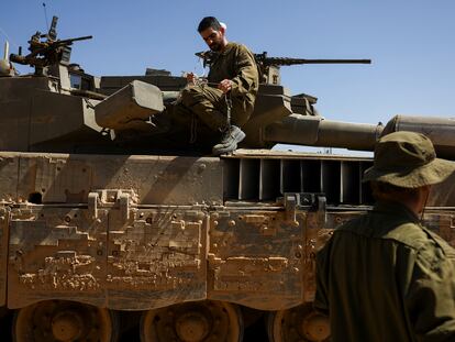 Unos soldados israelíes realizaban labores de mantenimiento en un tanque Merkava, el 3 de abril cerca de la franja de Gaza.