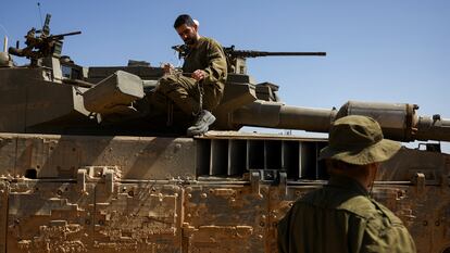 Unos soldados israelíes realizaban labores de mantenimiento en un tanque Merkava, el 3 de abril cerca de la franja de Gaza.