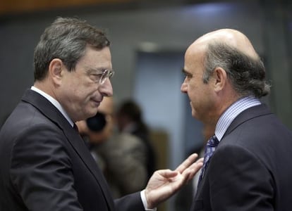 Mario Draghi, presidente del BCE, junto a Luis de Guindos, ministro de Econom&iacute;a espa&ntilde;ol, en una imagen de 2012.
 