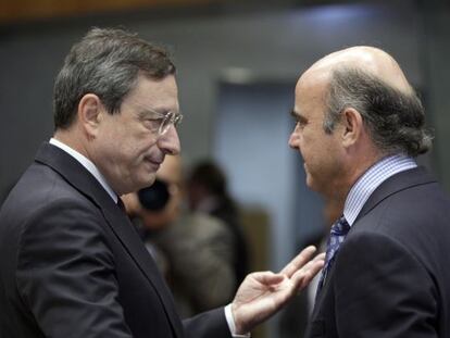 Mario Draghi, presidente del BCE, junto a Luis de Guindos, ministro de Econom&iacute;a espa&ntilde;ol, en una imagen de 2012.
 