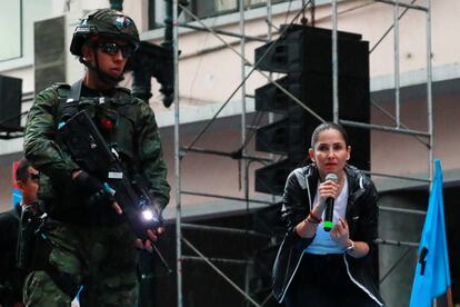 La candidata presidencial ecuatoriana Luisa González, del partido Revolución Ciudadana, en un mitin de campaña en Guayaquil, el 6 de febrero.