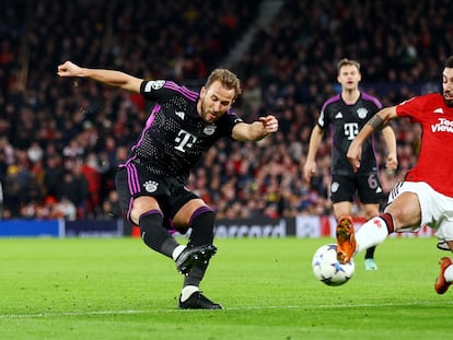 Bruno Fernandes bloquea un tiro de Kane, este martes en Old Trafford.