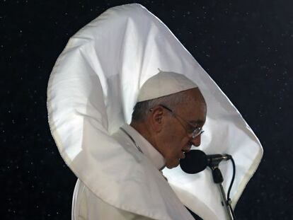 Francisco habla a los j&oacute;venes en la playa de Copacabana, el jueves en R&iacute;o de Janeiro.  