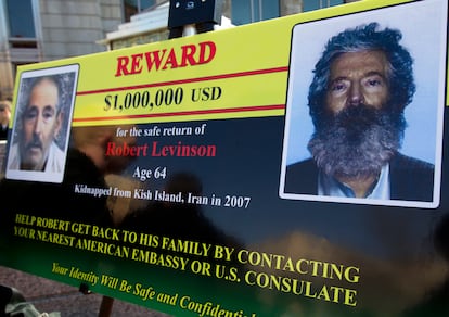 Foto archivo de 2012. Un póster del FBI muerta la imagen del exagente Robert Levinson.