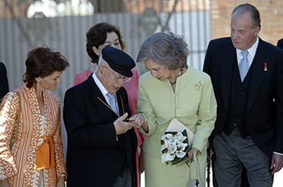 Gonzalo Rojas, junto a los Reyes y Carmen Calvo, ministra de Cultura.