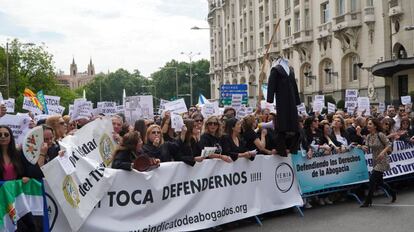 La abogacía de oficio llegando al Congreso. Foto: ICAM