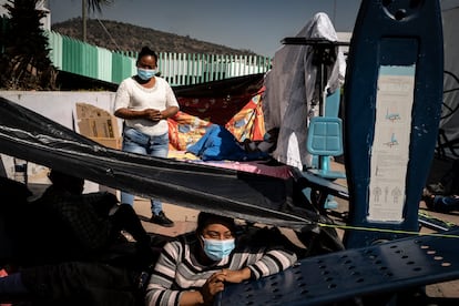 Mujeres toman un descanso en el área de juegos del albergue. 