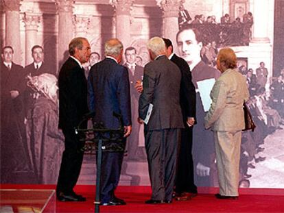 Los <i>lehendakaris,</i> Garaikoetxea, Ardanza e Ibarretxe ayer en Gernika con los hijos de José Antonio Aguirre.