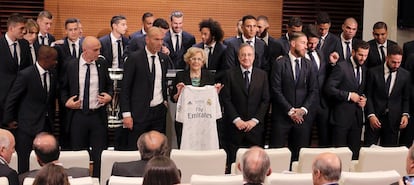 El presidente del Real Madrid, Florentino Pérez, y la alcaldesa de Madrid, Manuela Carmena, junto a los jugadores merengues, después de entregar a la alcadesa una camiseta firmada.