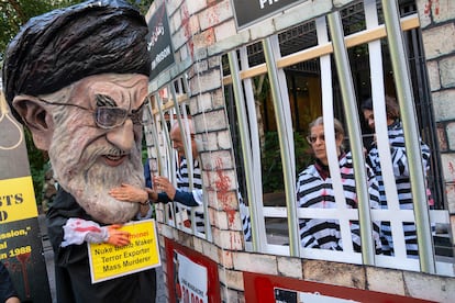 Un grupo de iraníes protesta contra la presencia del presidente de Irán, Ebrahim Raisí, en la ONU, este martes en Nueva York.