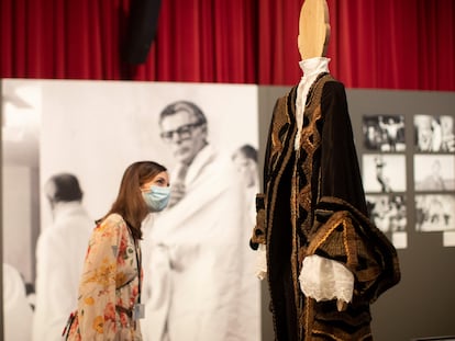 Una mujer observa el traje que Donald Sutherland usó en el film 'El Casanova', bajo la atenta mirada de Marcello Mastroianni.