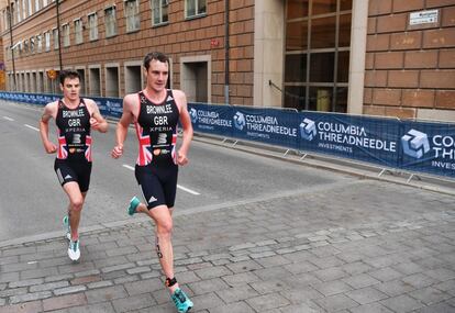 STOCKHOLM, SWEDEN - JULY 02: Alistair Brownlee and Jonathan Brownlee of Great Britian run during the mens ITU World Triathlon Stockholm on July 2, 2016 in Stockholm, Sweden. (Photo by Stuart Franklin/Getty Images)