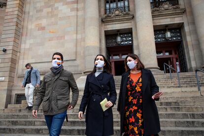 La presidenta de Ciudadanos, Ines Arrimadas (centro), acompañada por el diputado y portavoz Nacho Martin Blanco y por la concejal y portavoz de ciudadanos en el Ayuntamiento de Barcelona, Mari Luz Guilarte, a su salida de la oficina central de Correos en Barcelona después de solicitar su voto.