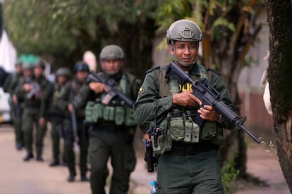 La policía patrulla en Tibú, Colombia, el 21 de enero de 2025.