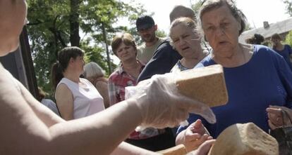Reparto de pan en Donetsk el mi&eacute;rcoles.