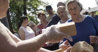 Reparto de pan en Donetsk el miércoles.