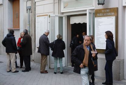 Varias personas, a la entrada de la sala Princesa del Teatro Mar&iacute;a Guerrero, ayer mi&eacute;rcoles, en Madrid.