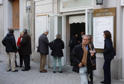 Varias personas, a la entrada de la sala Princesa del Teatro María Guerrero, ayer miércoles, en Madrid.