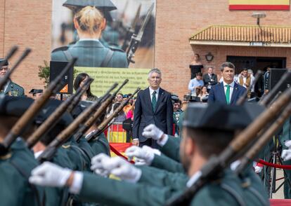 El ministro del Interior, Fernando Grande-Marlaska, junto al delegado del Gobierno en Andalucía, Pedro Fernández, preside la ceremonia de jura o promesa de los integrantes de la 128ª promoción de la Academia de la Guardia Civil de Baeza (Jaén).