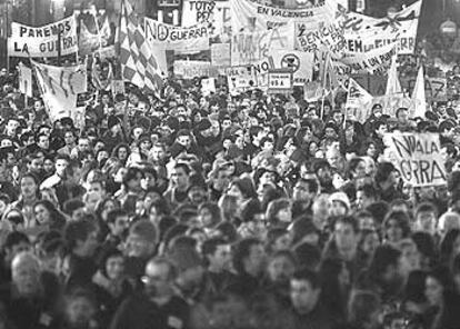 La manifestación de Valencia a su paso por la calle de las Barcas, ayer.