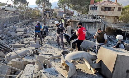 Los equipos de emergencias recuperaban este miércoles el cuerpo de una víctima de un bombardeo israelí en el valle libanés de la Becá.