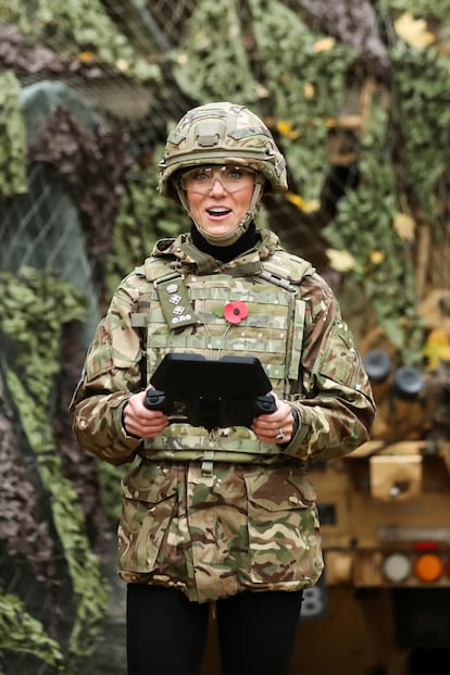 La esposa de Guillermo de Inglaterra, segundo en la línea de sucesión al trono británico, adornó su traje de camuflaje con un pin de amapola roja, un símbolo que se utiliza desde 1921 para conmemorar a los militares que han muerto en la guerra. Los miembros de la familia real británica lo lucen en los actos celebrados en noviembre, cuando se acerca el Día del Recuerdo.