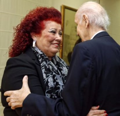 Ciscar y Grisolía, de espaldas, se abrazan en el Consell Valencià de Cultura.
