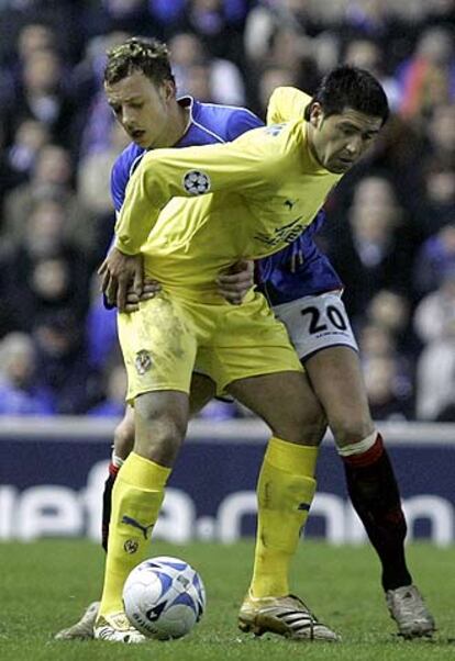 Riquelme controla el balón ante Hutton.