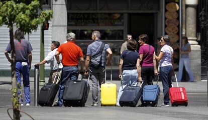 Turistas en la Gran Vía de Madrid.
