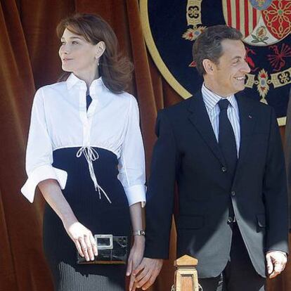 Carla Bruni y Nicolas Sarkozy, en el palacio del Pardo, durante el desfile de la Guardia Real.