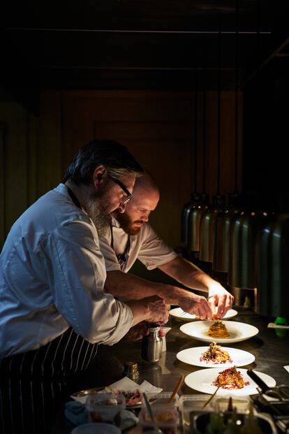 El chef Jonny Lake (al frente), en la cocina de su restaurante Trivet, en Londres.