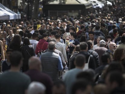 La Rambla per Sant Jordi, plena de gent.