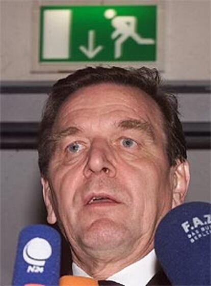 El canciller alemán, Gerhard Schröder, responde a los periodistas tras plantear el pulso a los <i>verdes</i>.